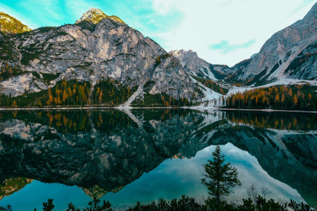 Grupy Zakopane 3 piekny strzal woda odbija zoltych i zielonych drzewa blisko gor z niebieskim niebem